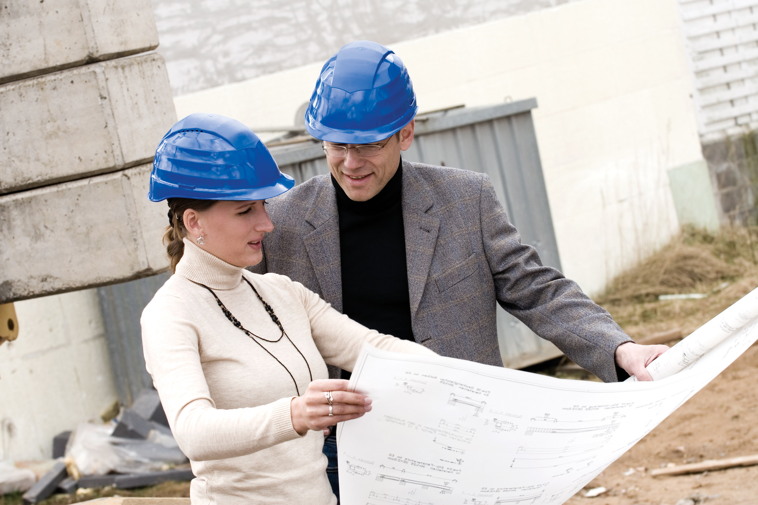 Bauleiter mit Architektin auf Baustelle